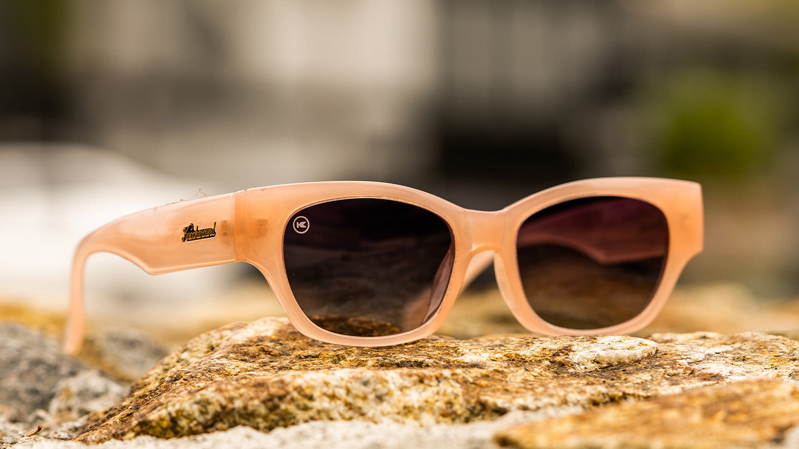 Sunglasses with a glossy vintage rose frame and polarized smoke gradient lenses, Flyover